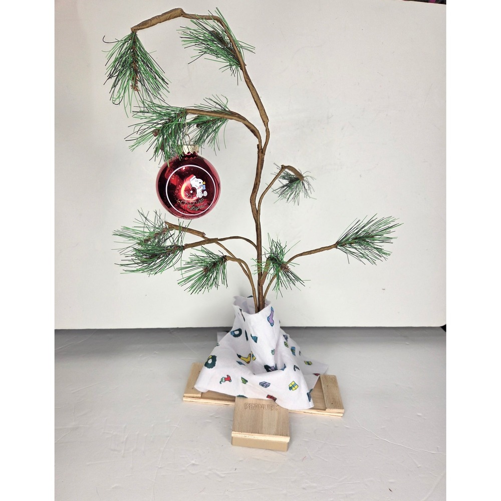Peanuts Charlie Brown Musical Christmas Tree Snoopy Ornament Linus Blanket Bulb